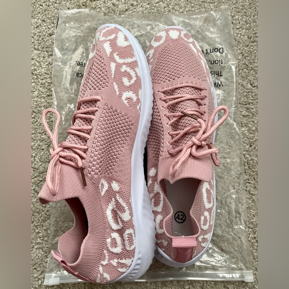 Women’s knitted sports shoe, leopard printed